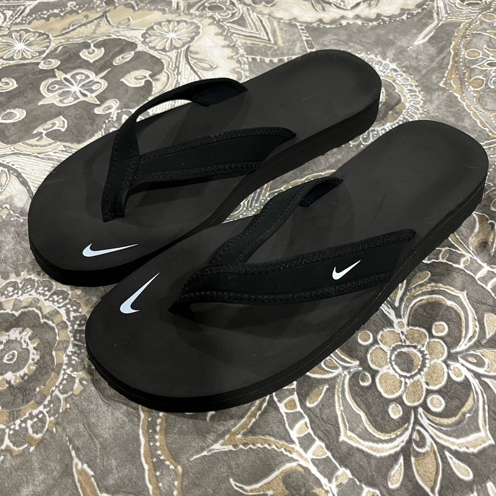 Nike Women’s flip flops Sandals size 8 M like new